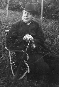 Lorenz Werthmann auf einer Gartenbank sitzend